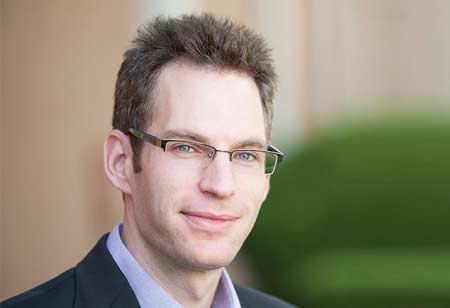 The Art of Sustaining and Evolving Knowledge in a Turbulent Market